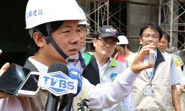 台南市長賴清德親上防疫火線，日前親自稽查建築工地是否有病媒蚊孳生源，在輪胎和一些積水處發現孑孓，並現場捕獲病媒蚊。