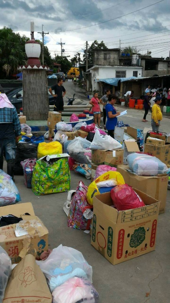 颱風過境後 溪洲部落居民排隊領物資 趕雙颱來襲前重建家園