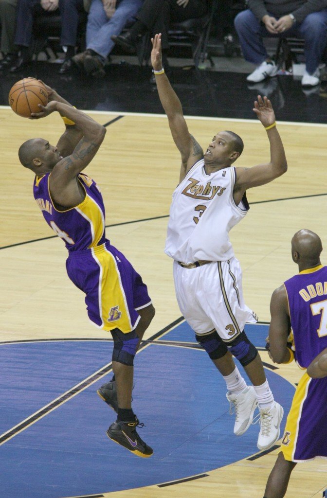 Kobe在球場上的後仰跳投是他的得力武器。