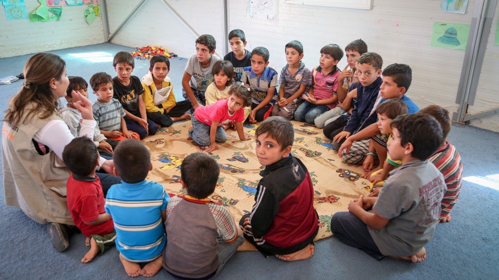 敘利亞難民兒童設立「兒童關懷中心」，讓離家逃難的孩子們在社工、志工長期的陪伴下，可以有個安全遊戲、活動的場所，讓愛與時間撫平戰爭為他們帶來的恐懼傷痛。