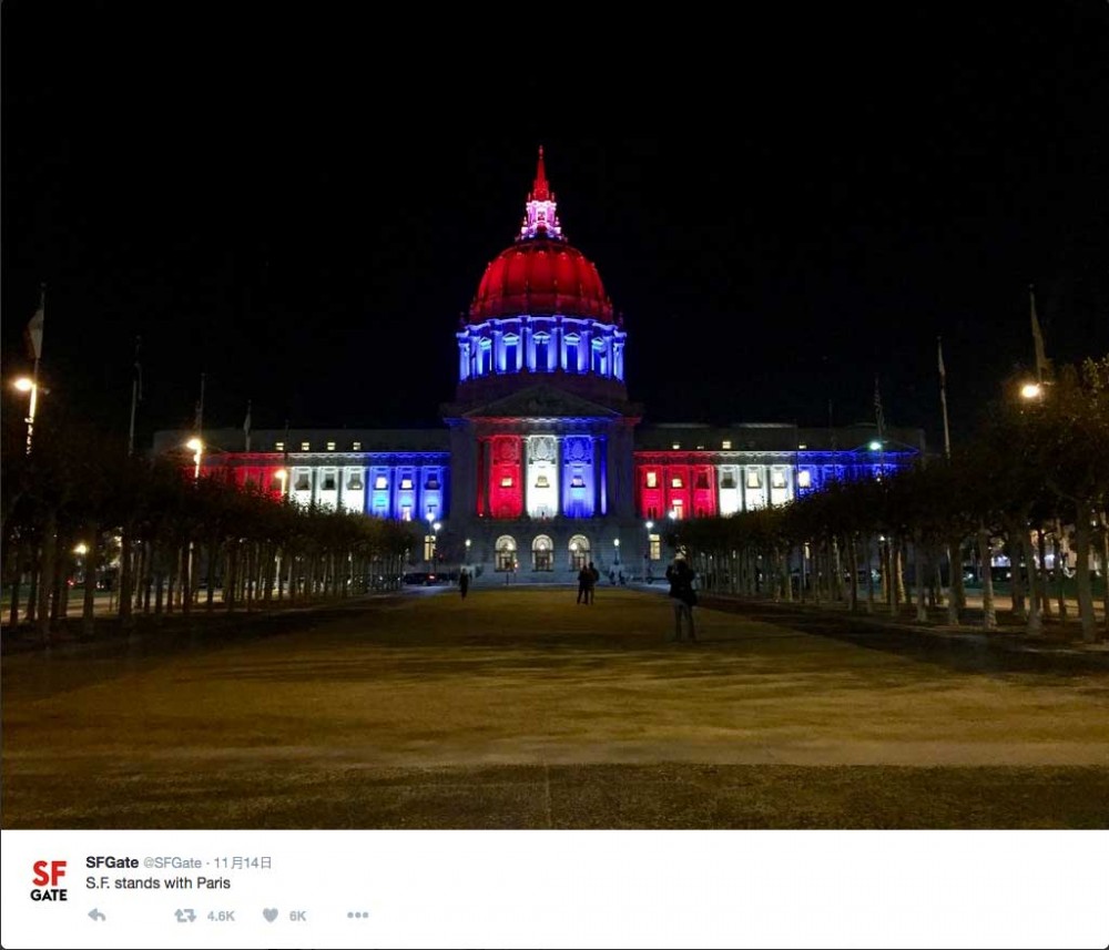 美國舊金山市政廳，打上法國國旗藍白紅的燈號，譴責此次is恐怖攻擊的行為。