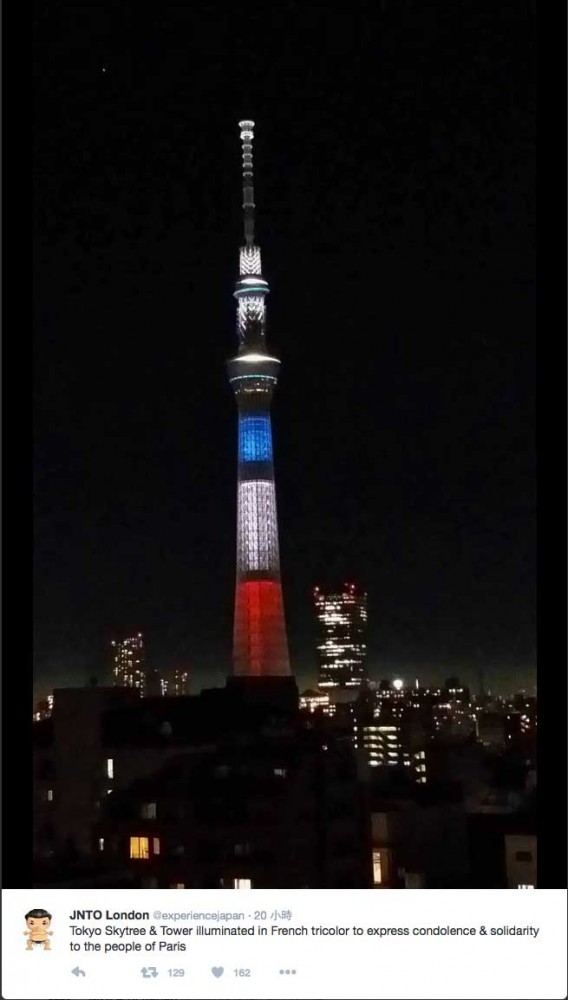 日本地標東京鐵塔，亮起法國國旗藍白紅的燈號。