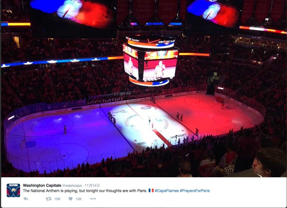美國華盛頓的球場也亮起法國國旗