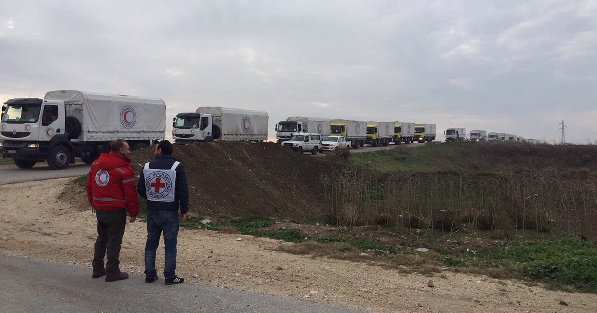 ICRC與敘利亞紅新月會員工在一旁守候，確保援助品能夠送至最需要的人們手中。