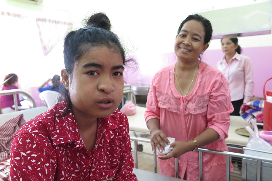 Samnang（圖中左）十多年前接受唇裂手術，現已長成亭亭玉立的少女。