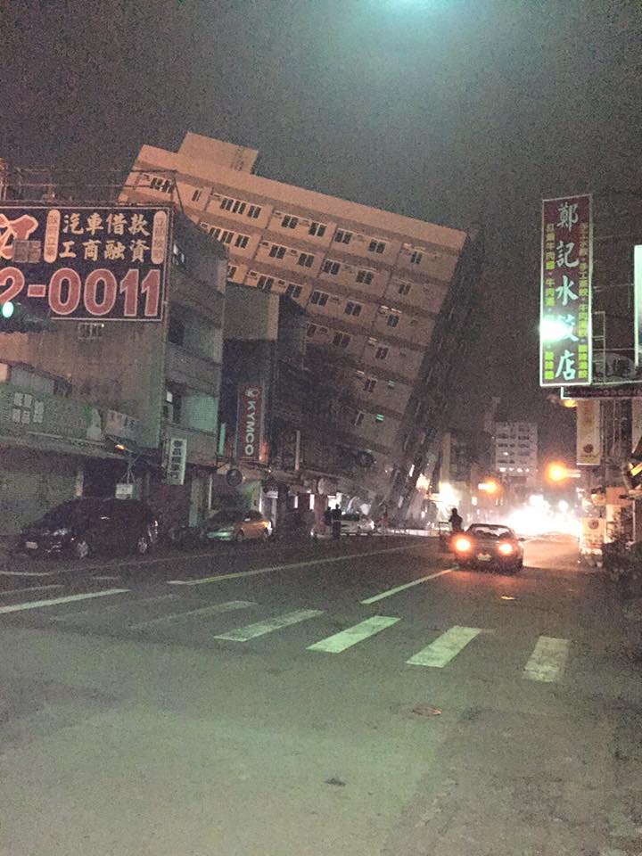 新化京城銀行大樓倒塌。