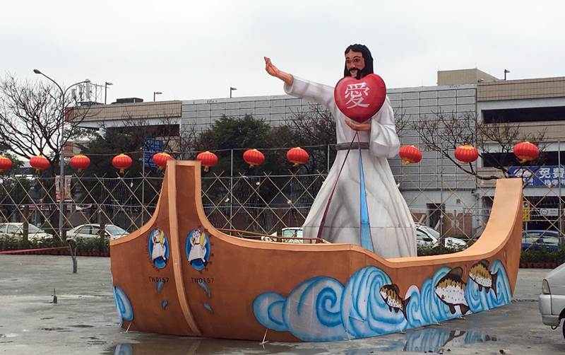 耶穌站在船上是取自新約聖經故事製作的花燈。
