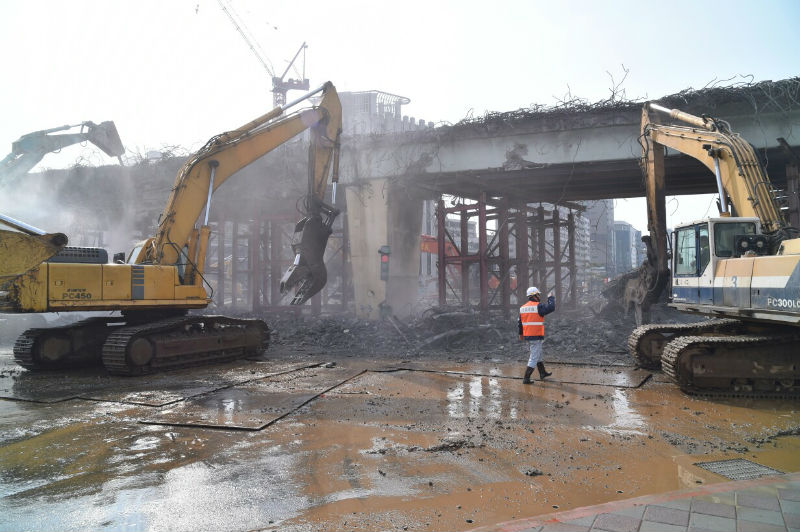 台北市政府拆除忠孝橋引橋工程，柯文哲力求8天內拆除完畢。