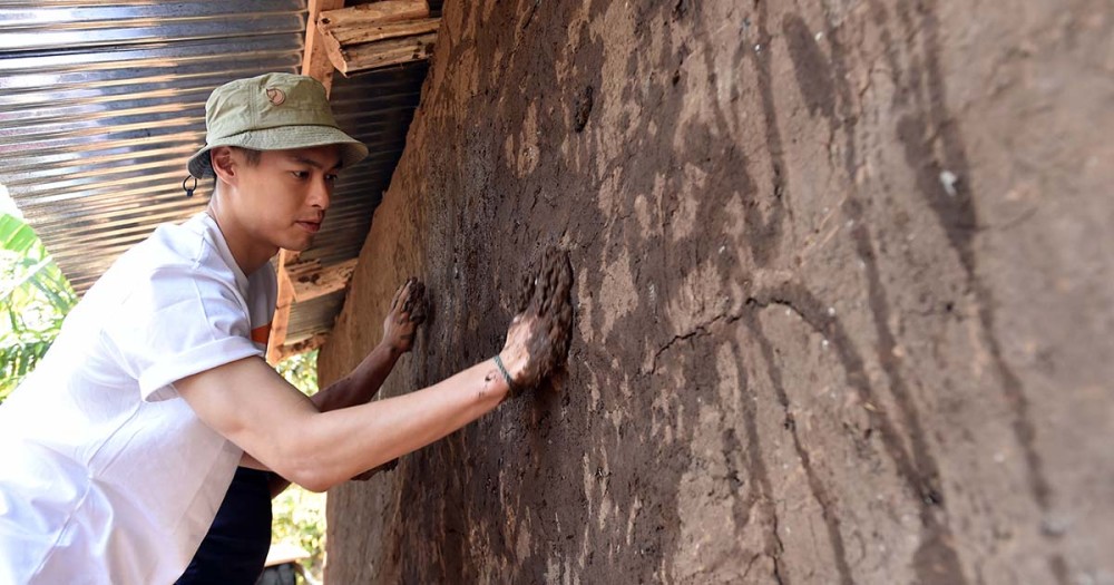 楊祐寧協助以砂土和石灰修補牆壁以預防卡格式病。