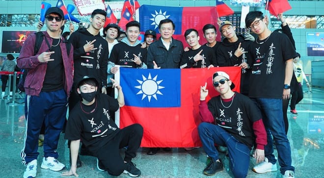 臺灣之光「The Future Crew」手持國旗代表出征，有信心為臺灣奪得冠軍。