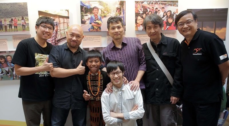 五位攝影志工分享在關懷弱勢兒童過程中撼動生命的故事，照片主角小傑也現身現場見證生命轉變。〈圖片來源：台灣世界展望會提供〉
