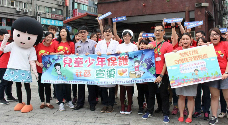 台北南區家扶中心與漢中派出所合作「全民打怪」快閃活動。〈圖片來源：家扶提供〉