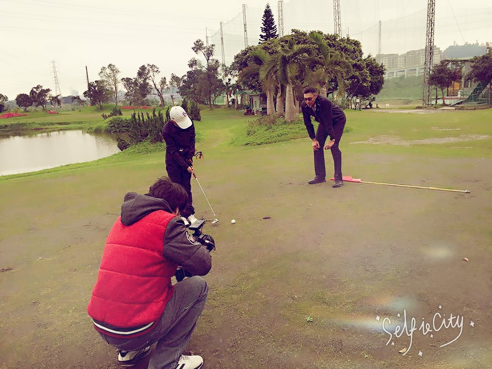 錢韋杉夫婦陪伴長子練高爾夫球。 圖片來源：錢韋杉臉書