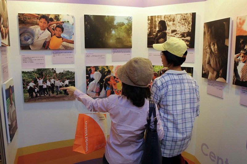 展覽內容包括國內外的偏鄉弱勢兒童，每張照片都是打動內心的故事。〈圖片來源：台灣世界展望會提供〉