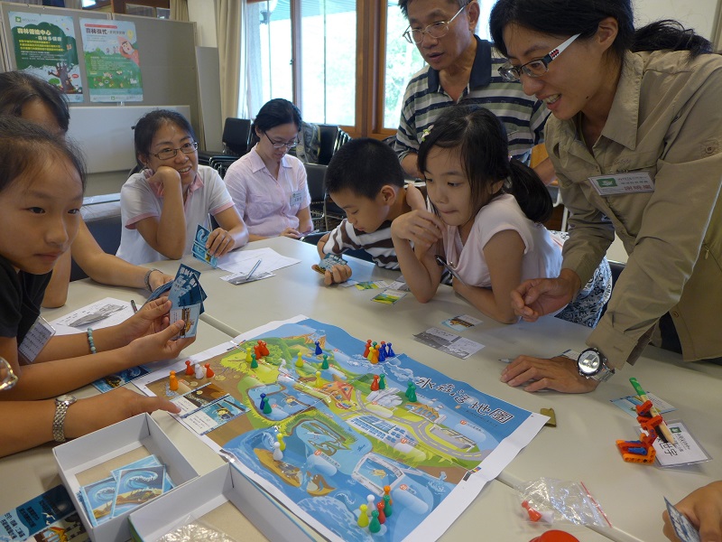 藉著生態導覽員的引導，小朋友在遊戲中發現水的何去何從。〈圖片來源：台北市政府提供〉