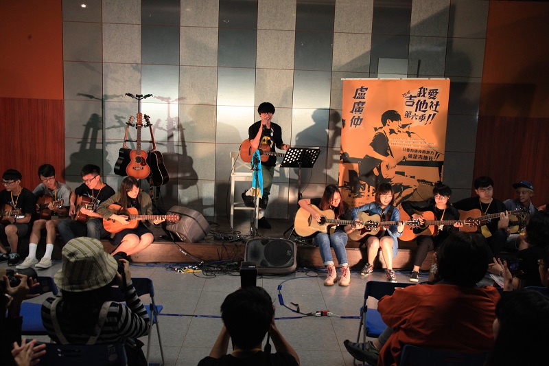 盧廣仲首次和師大吉他社12位同學合作，演奏新歌，與歌迷互動零距離。〈圖片來源：添翼創越工作室提供〉