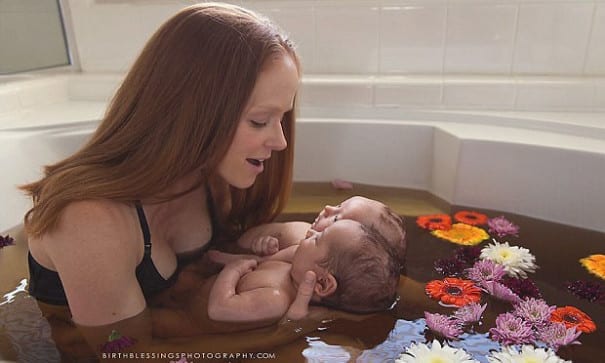 可愛的雙胞胎出生後，和媽媽一起泡藥草浴。（圖片來源：BirthBlessingsPhoto臉書）
