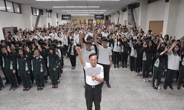 僑泰中學校長廖玉明帶著同學一起宣誓。（圖片來源：台灣世界展望會）