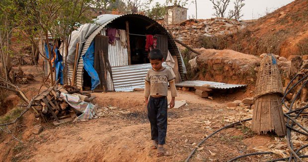 數以千計的受災戶仍住在臨時搭建的庇護所。（圖片來源：NBC NEWS）