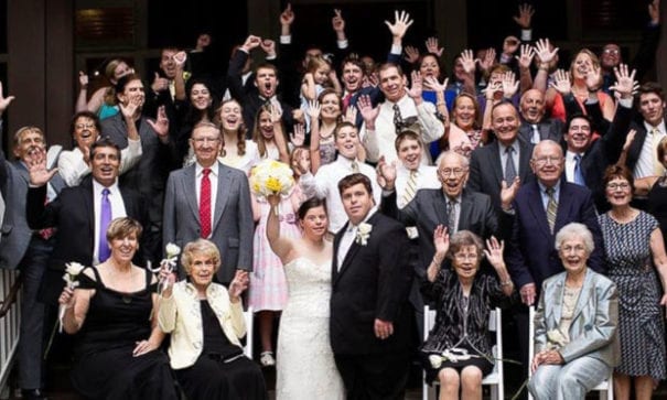 許多親朋好友參加萊恩跟吉莉安的婚禮。（圖片摘自網路）