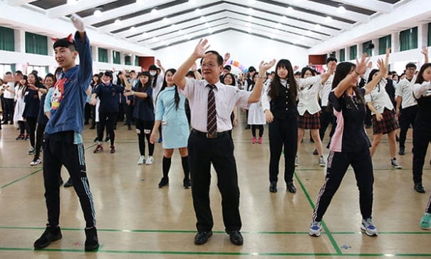 陳添旺校長帶領同學一同跳出打擊飢餓舞蹈宣示決心 。（圖片來源：台灣世界展望會）