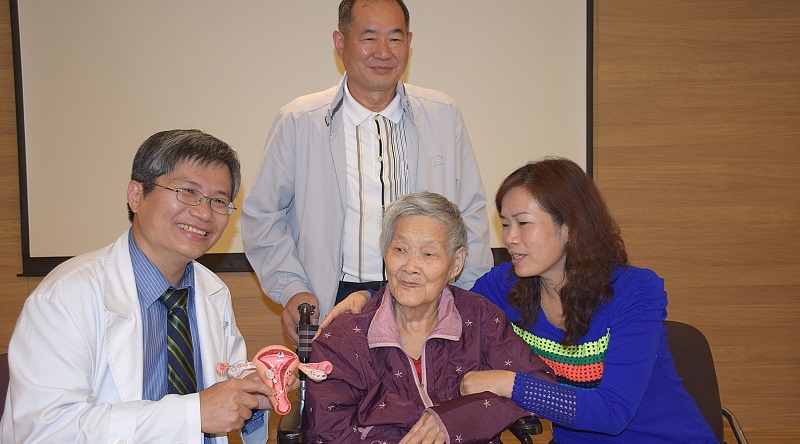 亞東醫院婦產部莊乙真醫師與90歲阿嬤及其兒女合照。〈圖片來源：亞東醫院〉