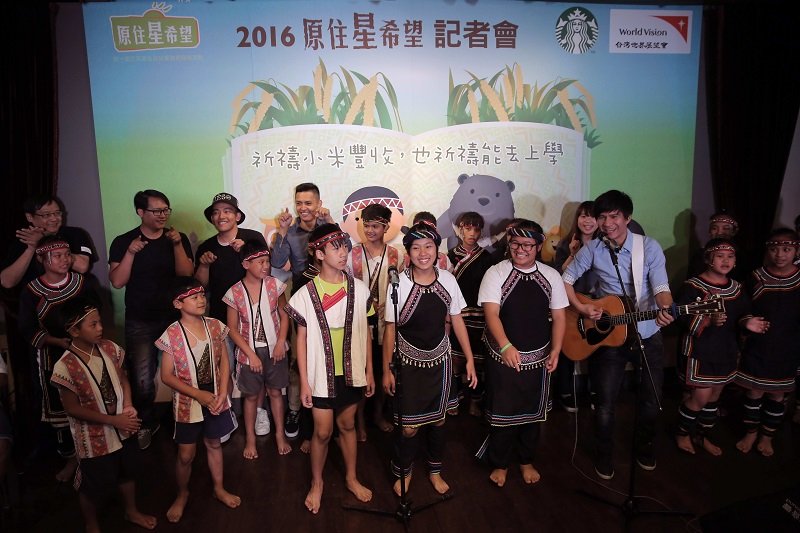 王宏恩與孩子攜手演出在部落中耳熟能詳的「拍手歌」以及「阿奈的好朋友」。（圖片來源：台灣世界展望會提供）