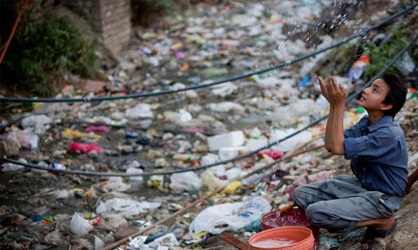 巴基斯坦孩童長年與垃圾生活一起，在拾荒過程中極有可能會被已感染的針頭扎到。（圖片來源：sacbee）