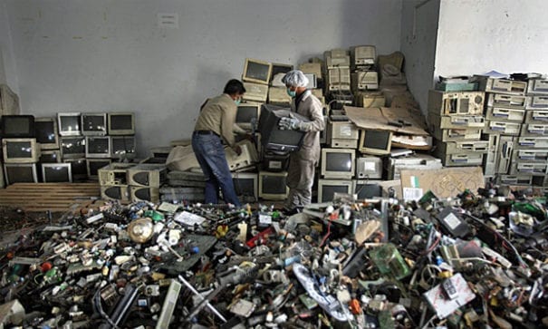 印度垃圾回收場正在處理成堆的電腦廢棄物。（圖片來源：aljazeera）