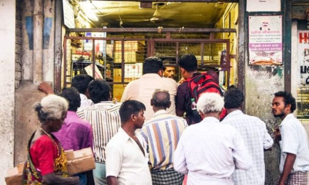 泰米爾納度邦政府及當地酒業者勾結，遲遲不願宣布禁酒令。（圖片來源：BBC）