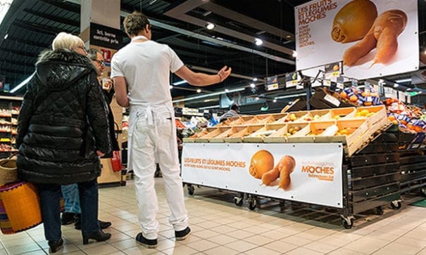 法國連鎖超巿向農夫購買不上相的蔬果，意外造成消費者青睞。（圖片來源：brandingmagazine）