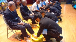 屏東多位青年領袖為教會的牧者長輩洗腳，十分感動。