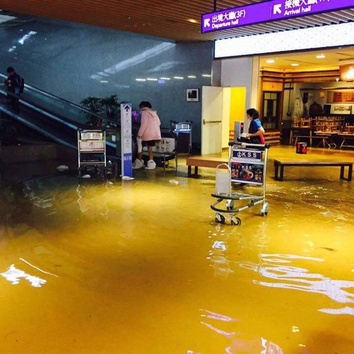 桃園機場昨遇豪雨，旁邊溪水倒灌導致地下樓層嚴重淹水。 圖片來源：爆料公社