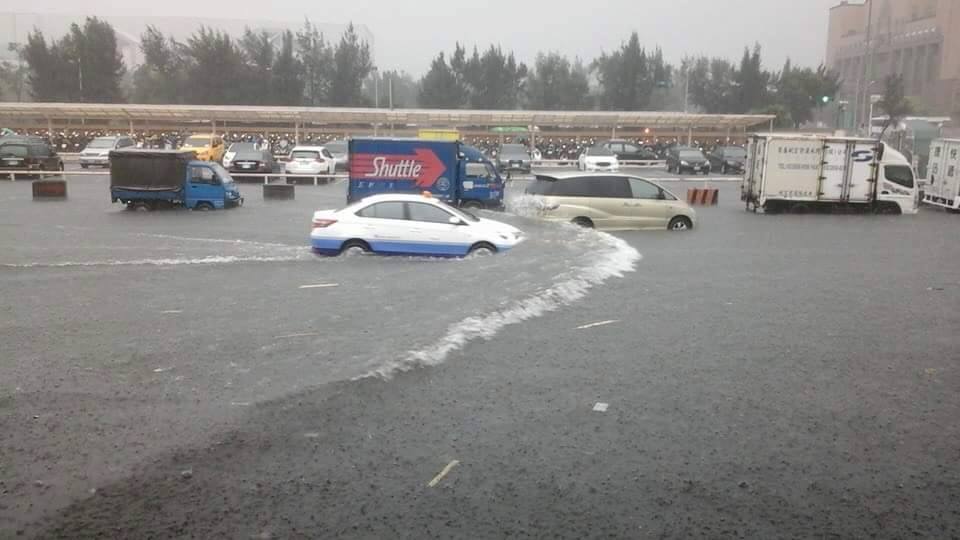 桃園機場昨遇豪雨，旁邊溪水倒灌導致機場附近道路淹水嚴重。 圖片來源：爆料公社