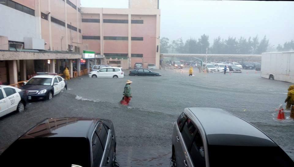 桃園機場昨遇豪雨，旁邊溪水倒灌導致機場附近道路淹水嚴重。 圖片來源：爆料公社