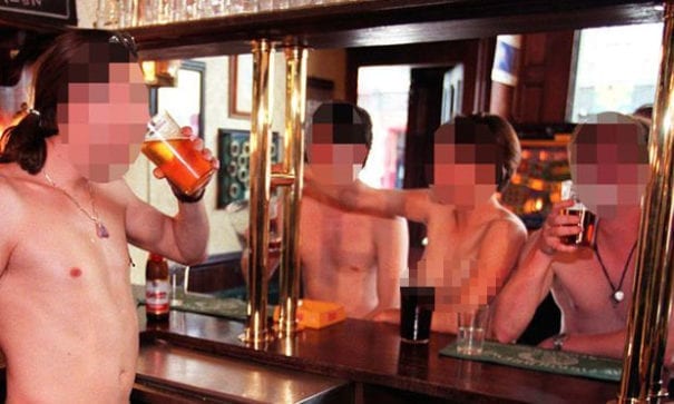巴士酒吧內的男男女女裸身喝酒聊天。（圖片來源：mirror）