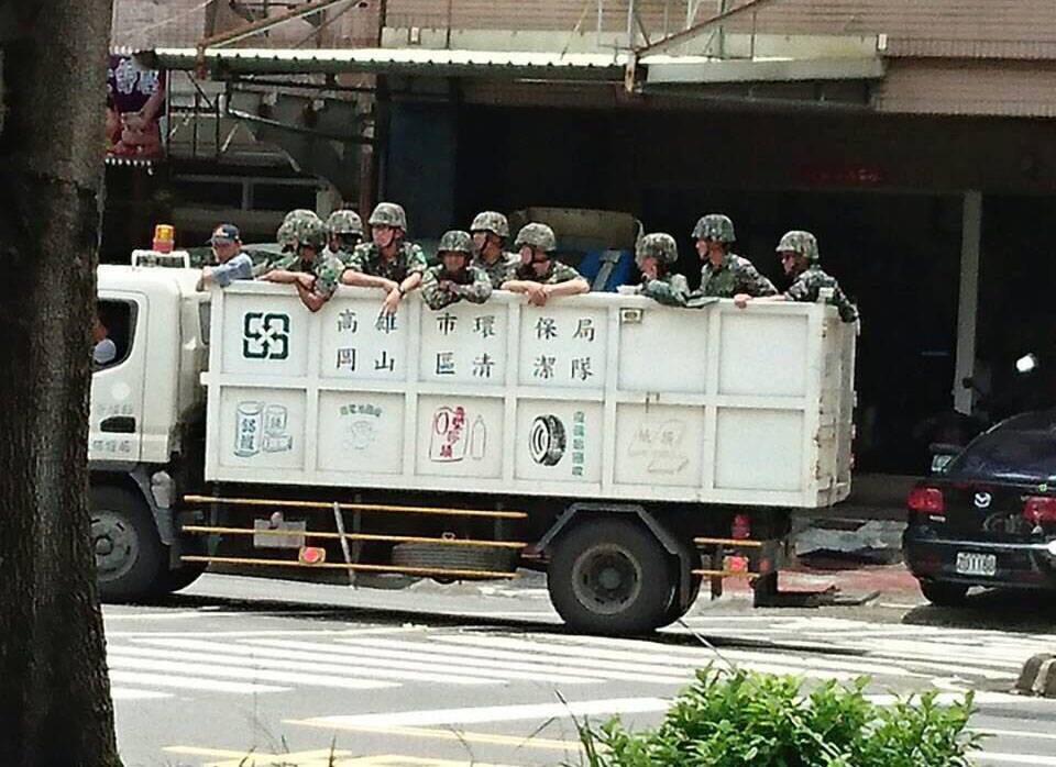 國軍在高雄地區被拍到坐在資源回收車上，網友不禁說，「真的被當垃圾了嗎？」 圖片來源：還給中華民國軍人應有的尊嚴與權益FB