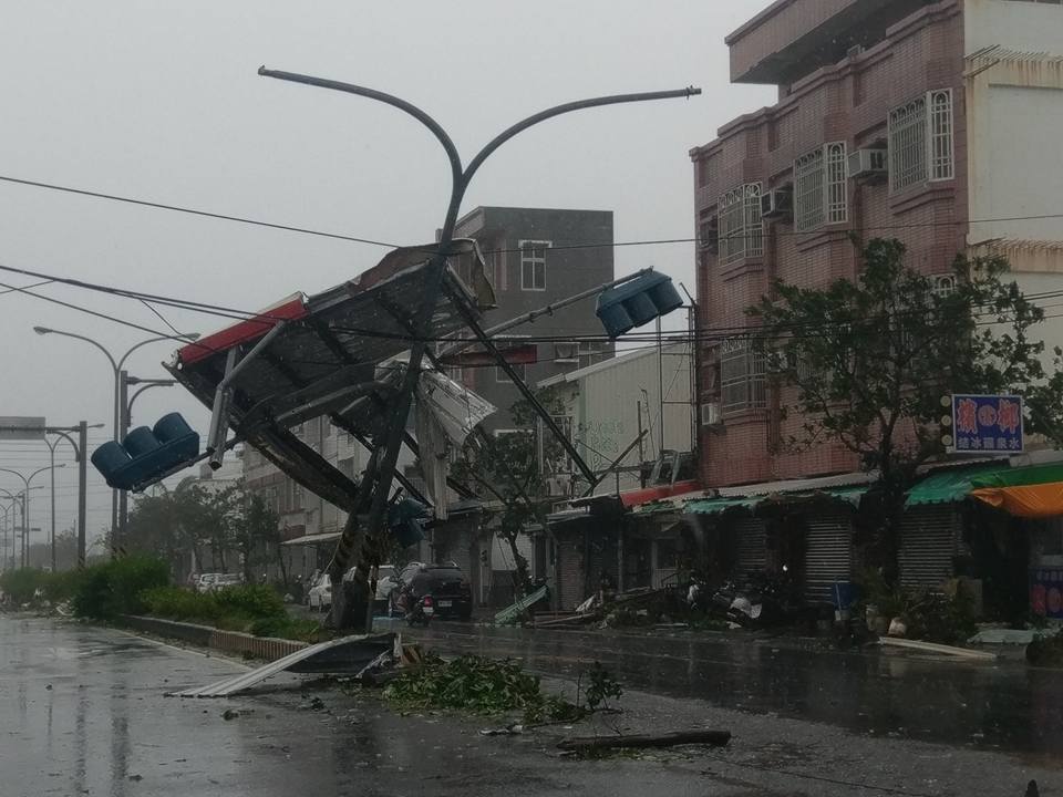 台東地區因颱風強烈侵襲，災情慘重。 圖片來源：臉書截圖