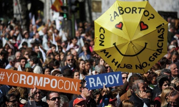 西班牙反墮胎團體上街頭，要求政府修改墮胎法。（圖片來源：）