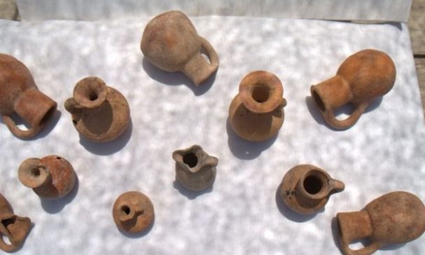 墓地內鮮少有個人物品，但擺放了許多陶器罐子。(圖片來源：haaretz)