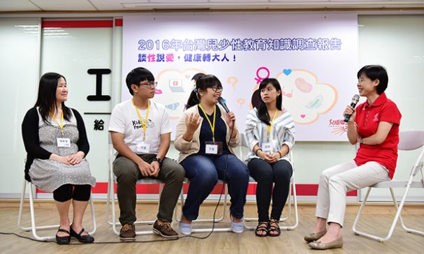 兒盟陳麗如執行長(右一)與學生代表及陳夢華心理師(左一)一同座談聊性教育。(圖片兒盟提供)