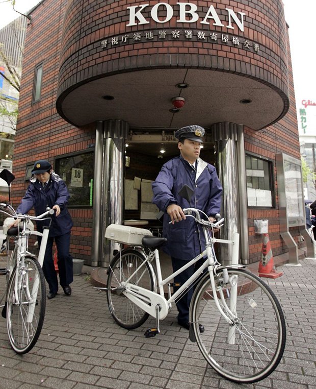 日本警察平易近人，主動走出派出所與人民互動。(圖片來源：takepart)