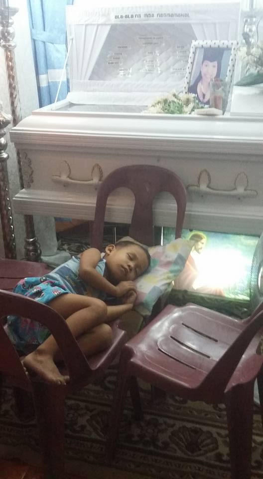 小男孩睡在媽媽棺木旁。(圖片來源：Chuchubelles Gabrielle／facebook)