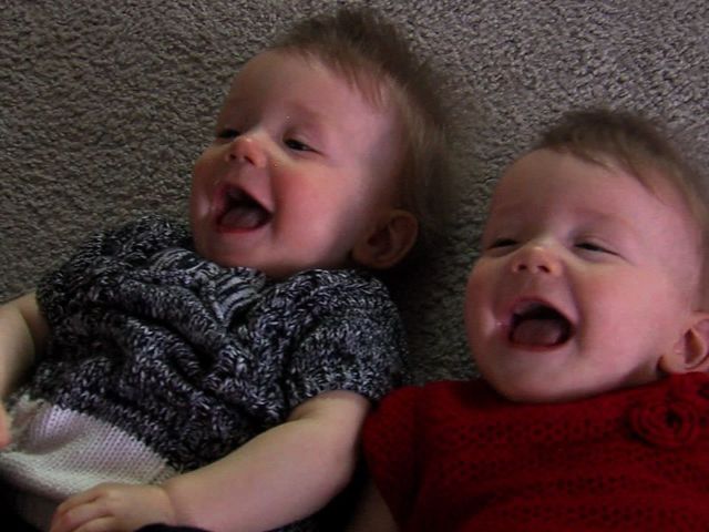 雙胞胎姊妹一起開懷大笑，模樣十分可愛。(圖片來源：翻攝網路)