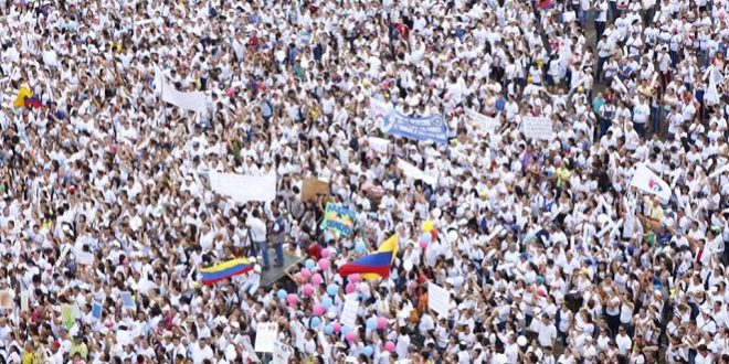 近萬名哥倫比亞民眾群聚街頭，抗議教育部長宣布要將同性及跨性別教育納入學校教材。（圖片來源/翻攝自Abanderados por la Familia臉書）