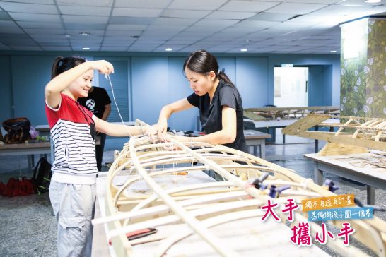 由大學生陪伴東興國小學生的獨木舟造船計畫，將在13日到碧潭試船。 圖片來源：謝智謀臉書