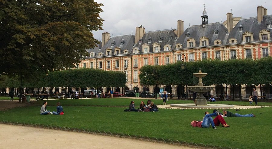 巴黎人慵懶的午後草坪。（圖片來源：時報出版）
