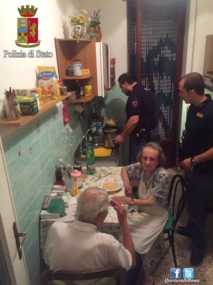 羅馬警察為老夫妻烹煮晚餐。(圖片來源：Facebook／Questura di Roma)