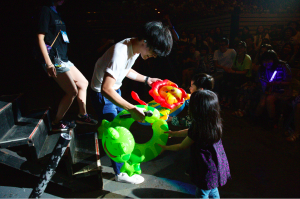 盧廣仲把演唱會上表演用的泳圈送給「小豬小羊」，讓雙胞胎又驚又喜。(圖片來源：添翼工作室提供)