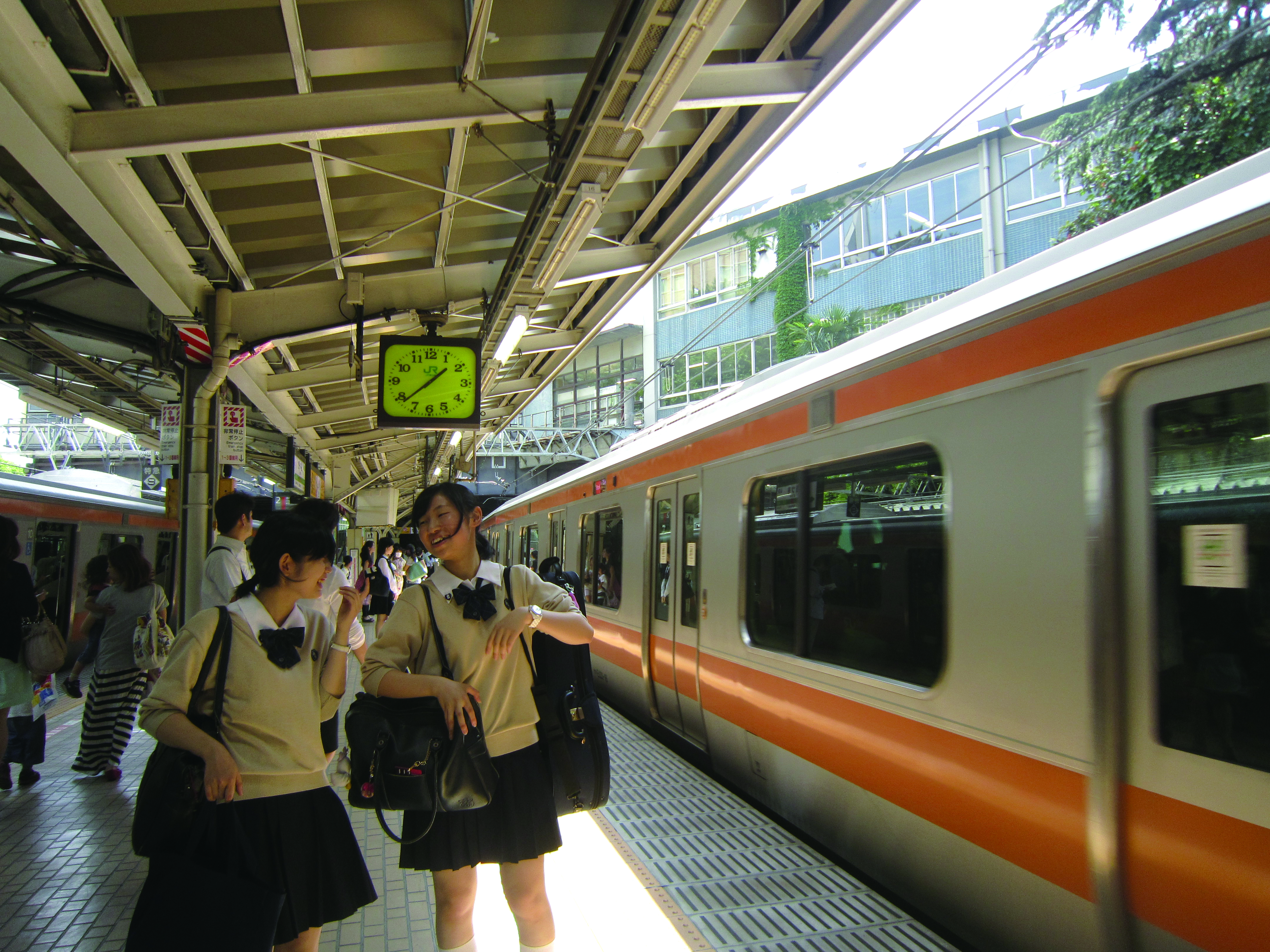 電車也是上學必搭乘的，通車生活也是青春的一頁。（圖片來源：《私藏東京──美學、巷弄名景食的日本品遊散策》，麥浩斯出版。）